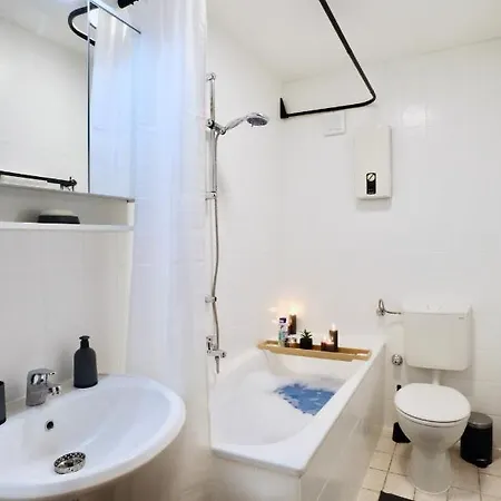 Sapphire Apartment: Free Parking + Netflix + Bathtub Essen Esterno foto