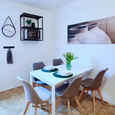 Sapphire Apartment: Free Parking + Netflix + Bathtub Essen Esterno foto