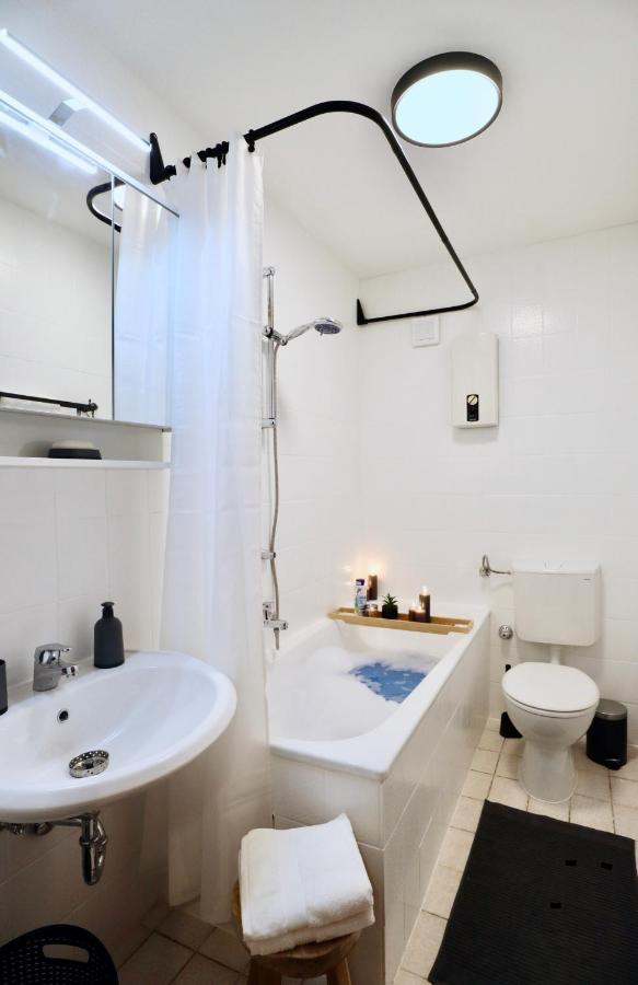 Sapphire Apartment: Free Parking + Netflix + Bathtub Apartment