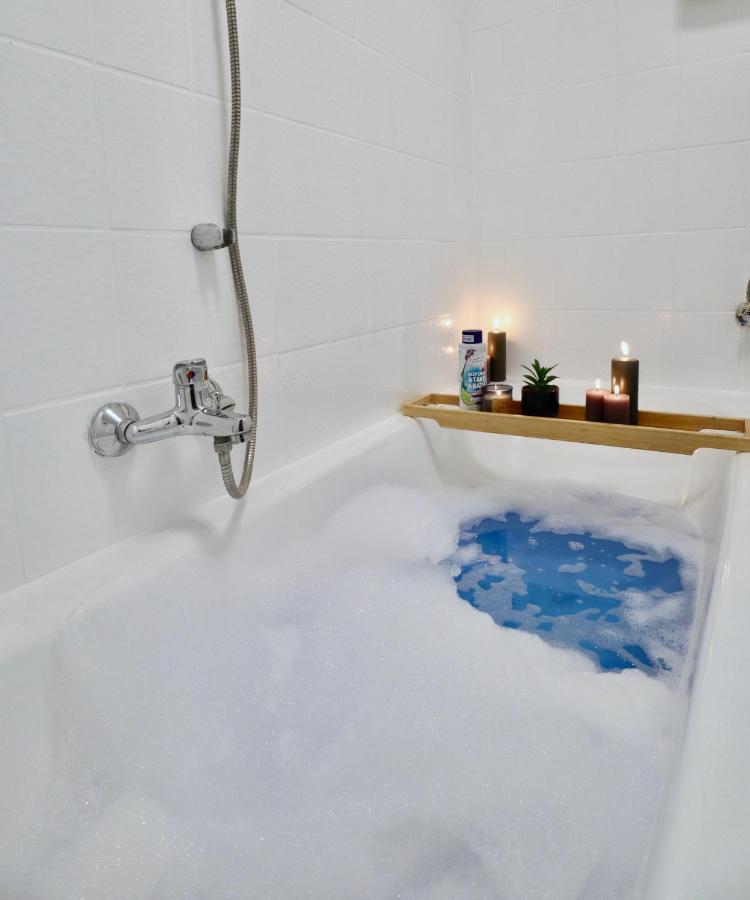 Sapphire Apartment: Free Parking + Netflix + Bathtub *