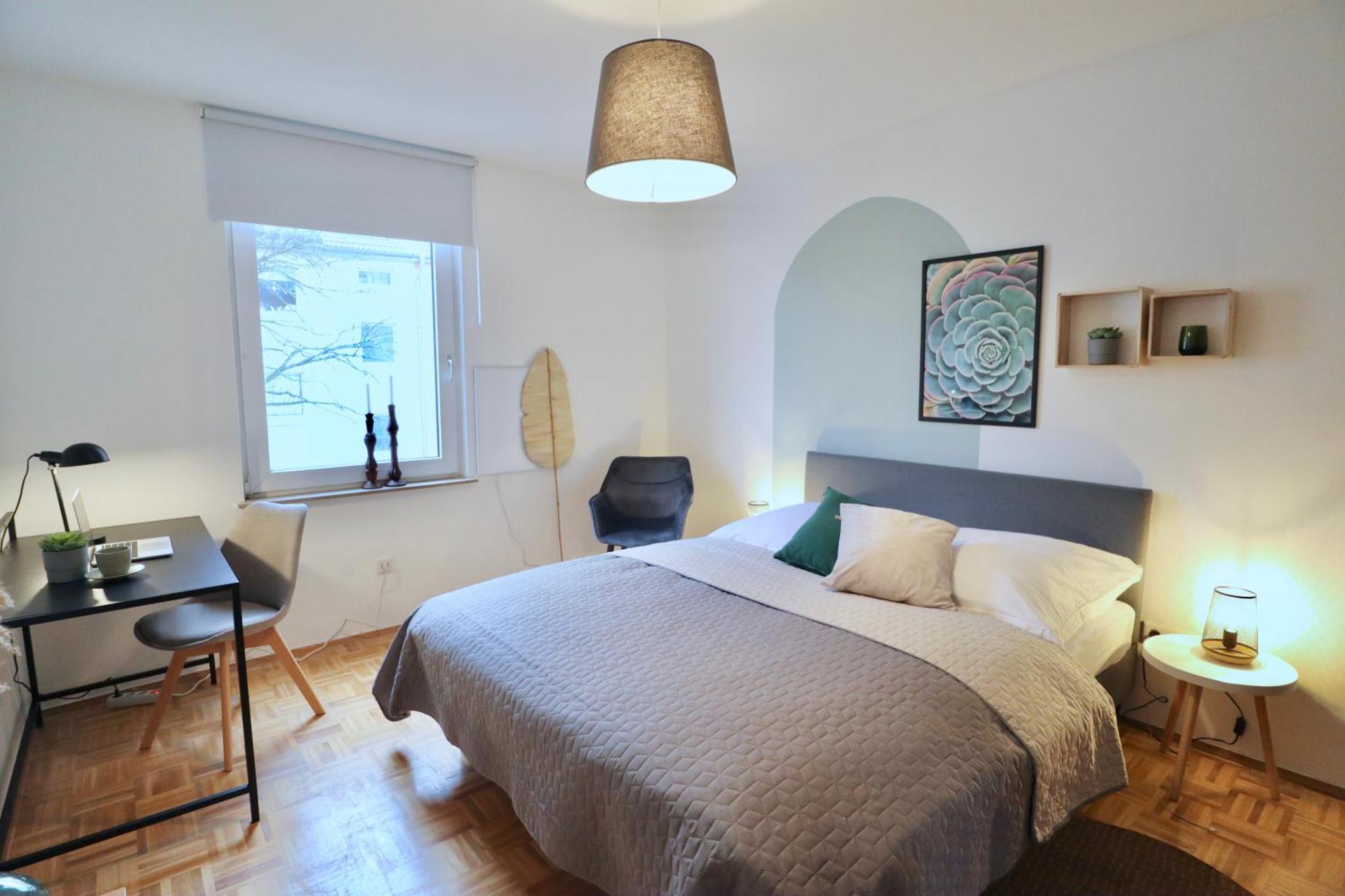 Sapphire Apartment: Free Parking + Netflix + Bathtub Apartment